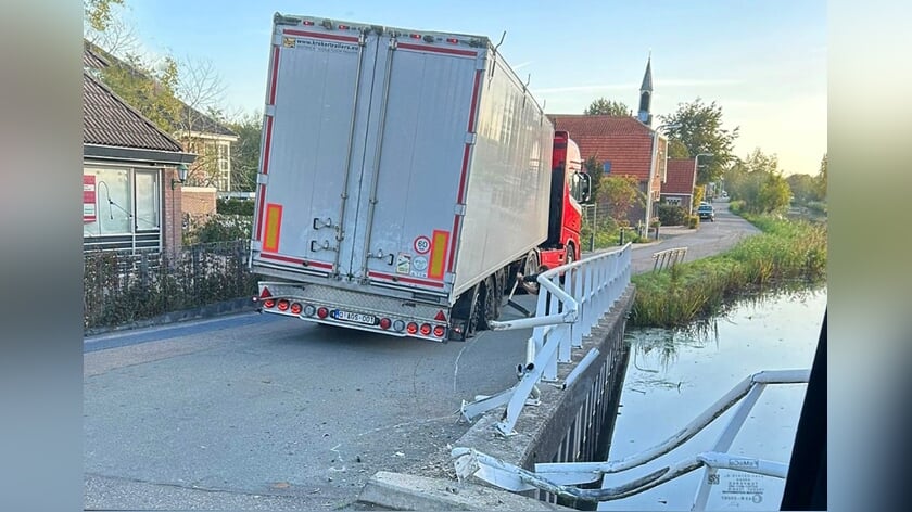 Reling brug bij Boerenklaas zwaar beschadigd door vrachtwagen