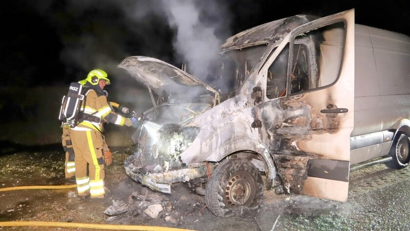 Bus in brand op Hennisdijk in Buren