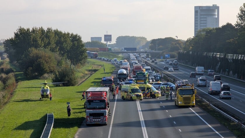 Automobilist overleden na ernstig ongeval op de A15 richting Rotterdam