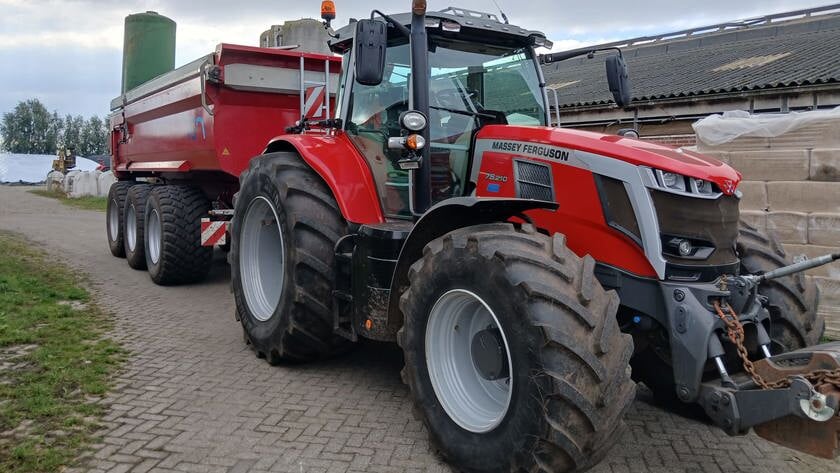 Boeren halen zwaarbeladen trekkers van de weg bij Stolwijk