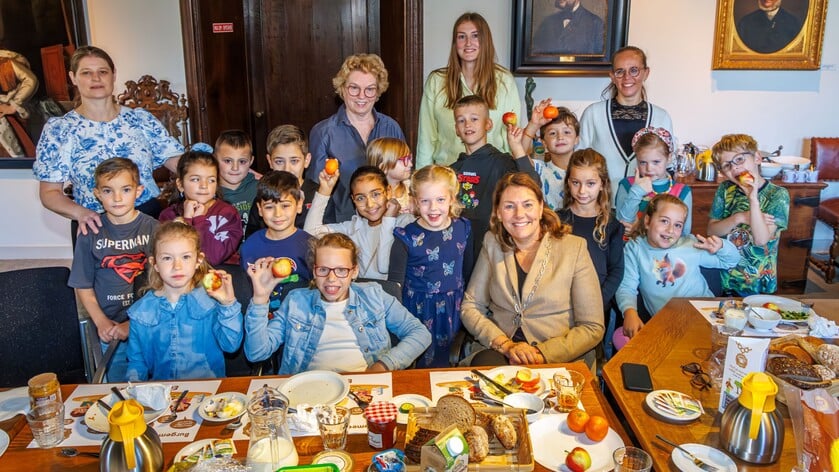 Leerlingen tikken een eitje met de burgemeester