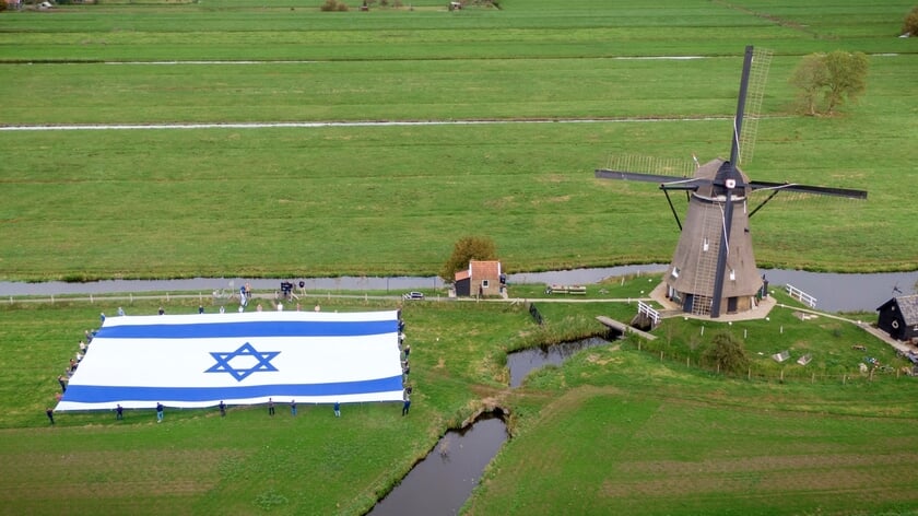 Vrijlating Israëlische gijzelaars gevierd met grote Israëlische vlag bij molens Kinderdijk