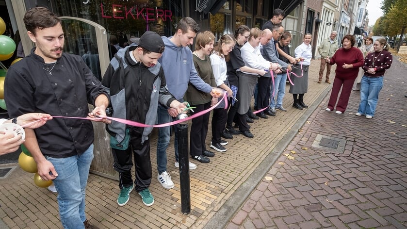 Team knipt lint door: ‘Gewoon Lekkerr’ nu echt open