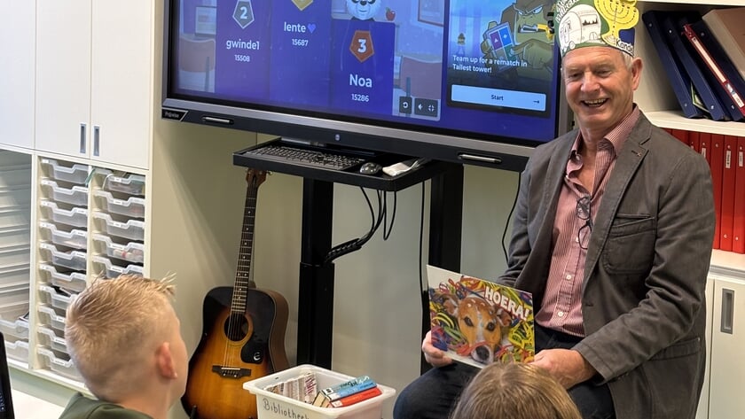 Meester Wilkens viert 40-jarig jubileum op basisschool De Kandelaar in Ameide