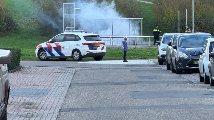 Politie blust brandende autoband aan Vijverlaan Tiel