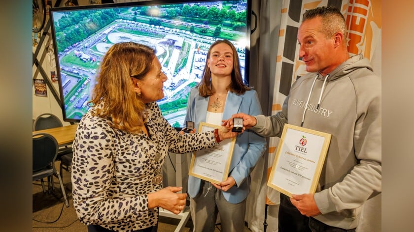 Tielse bmx-ers Jill Vogelpoel en Richard van Zomeren gehuldigd