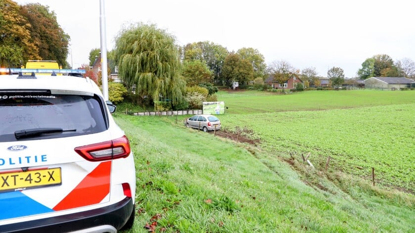 Auto rijdt in Buurmalsen van de dijk en belandt in weiland, geen gewonden