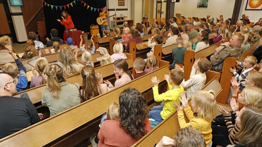 Jubileum Keerpunt: volle Ontmoetingskerk bij optreden Marcel en Lydia Zimmer (met bijrol voor Maarte