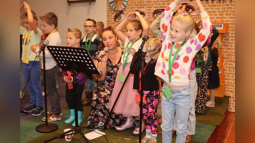 Samen zingen, spelen en luisteren tijdens Vakantie Bijbel Feest in Ontmoetingskerk