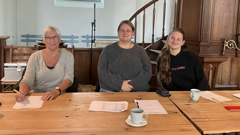 Drie generaties vrouwen in het stemlokaal van Zoelmond