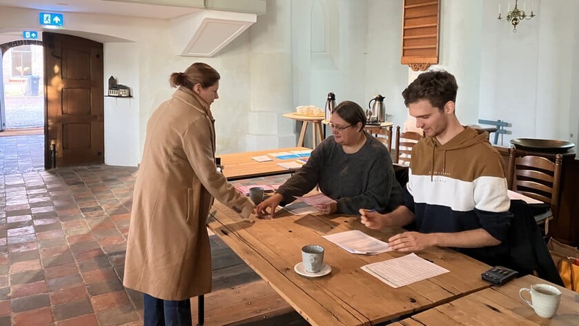 ‘Het loopt goed door’ met stemmers in pittoreske dorpskerk gemeente Buren