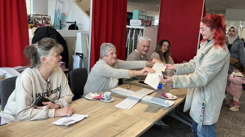 Leden stembureau krijgen Tielenaartjes van de burgemeester