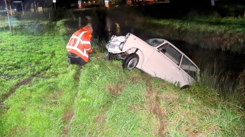 Oldtimer komt in de sloot terecht in Lienden
