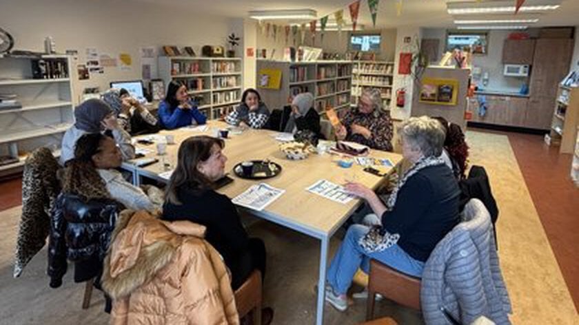 Praattafel Lienden krijgt prijs van bibliotheek