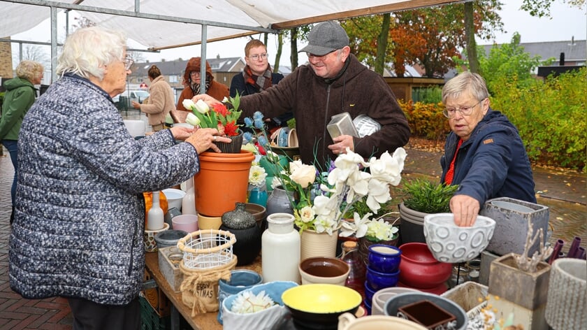 Op koopjesjacht in Hoogblokland: rommelmarkt drukbezocht