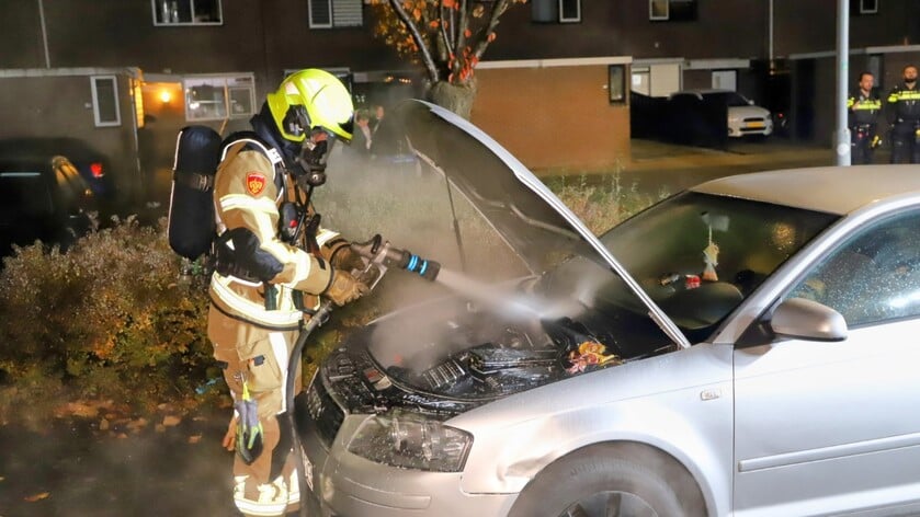Auto vat vlam na bijvullen olie aan de Kogge in Tiel