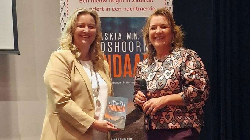 Eerste exemplaar thriller ‘Zondaar’ voor burgemeester Harriët Westerdijk