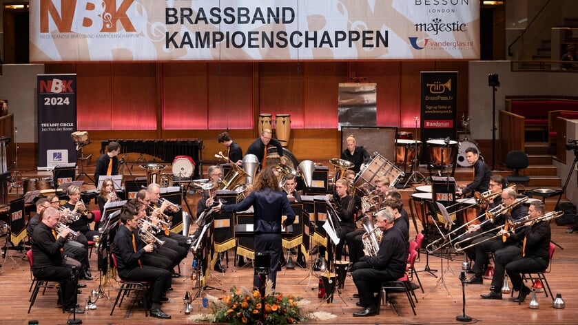 HartenBrigade en Altena Brass delen kerstcadeautje uit in Giessen: gratis maaltijd en concerten