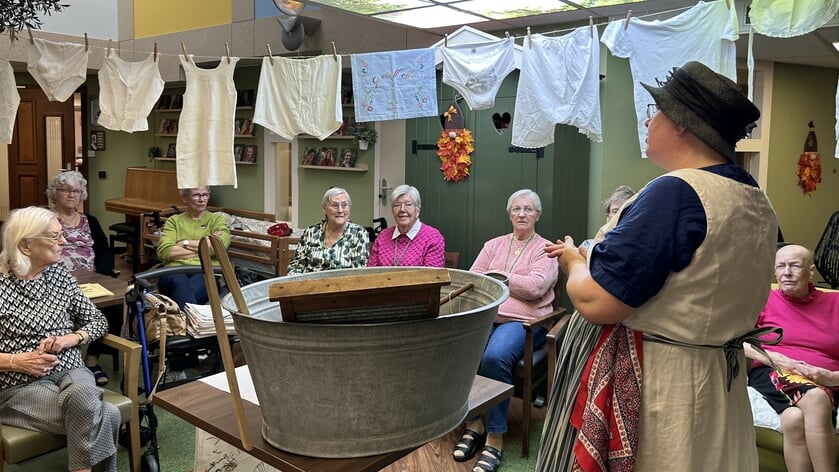 Bewoners Judith Leysterhof maken reis terug in de tijd met wasmevrouwtje