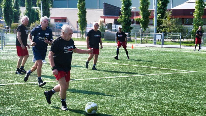 Sportieve Jan Spee krijgt voetbal- felicitaties met zijn 80e verjaardag
