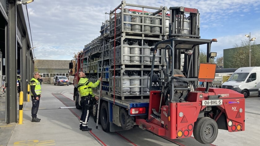 Veel te zware vrachtwagens in Bleskensgraaf en Molenaarsgraaf: tientallen boetes tijdens grote verke