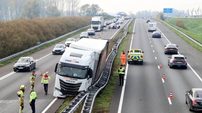 Vrachtwagen tegen vangrail gereden op A15 bij Wadenoijen