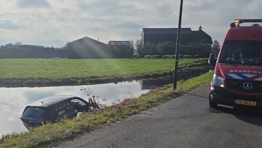 Auto belandt in sloot bij Ouderkerk aan den IJssel