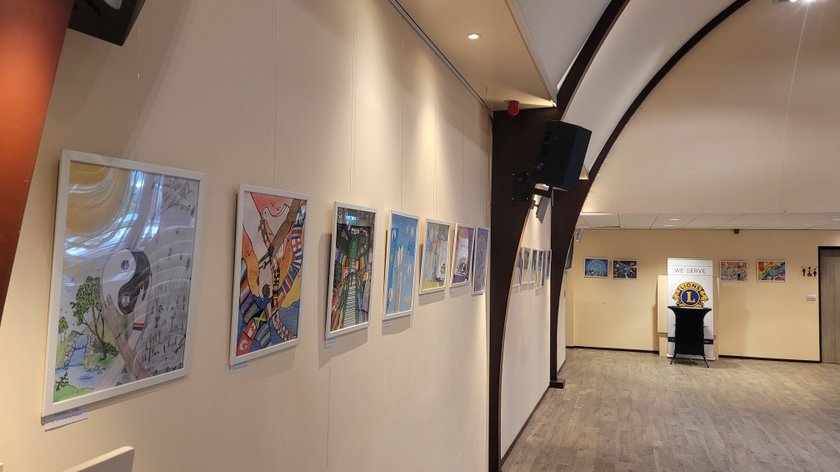Kinderen tekenen voor vrede tijdens Peace Posterwedstrijd