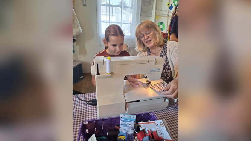Groep 7 en 8 leren over hergebruik bij Repair Café Hengelo