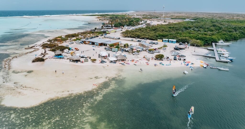 Het is druk op de stranden van Sorobon. Foto: Tuna.trio / PWAworldtour