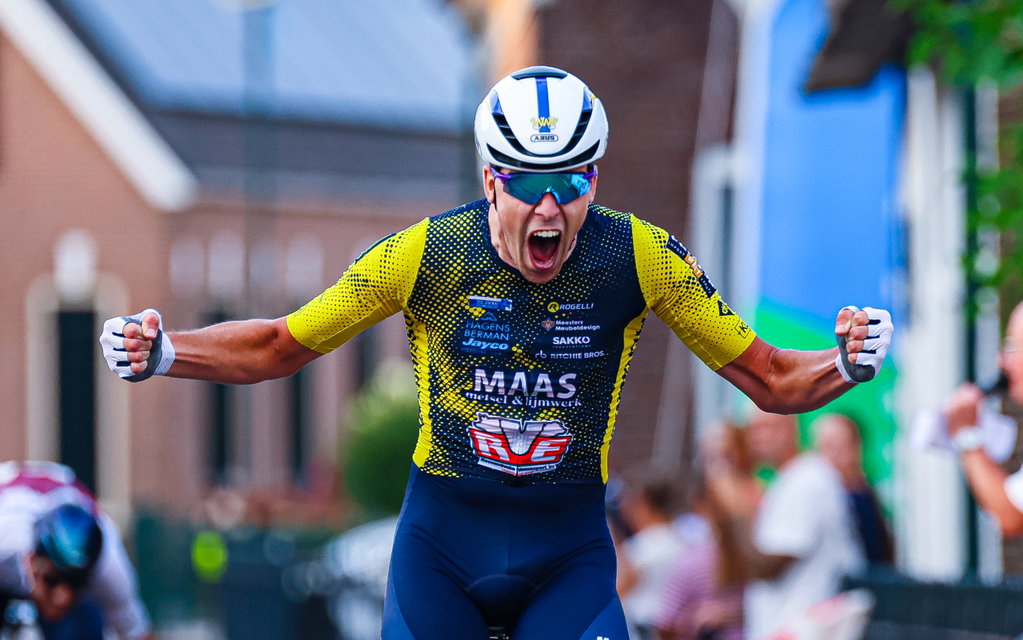 Tim Bierkens wint de Ronde van Noordeloos en klopt Patrick de Jong en Jarri Stravers in de eindsprint.