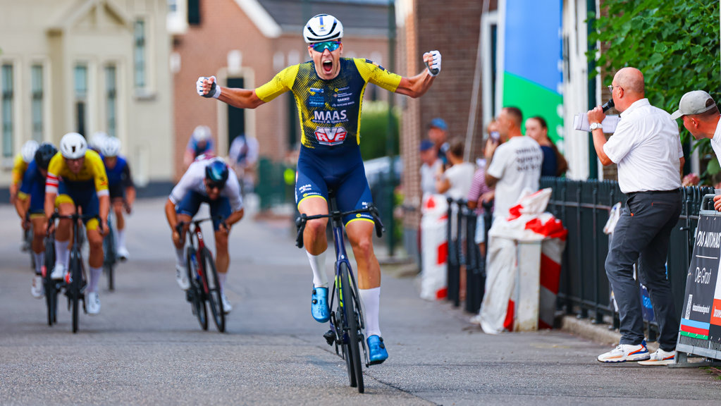 Tim Bierkens wint de Ronde van Noordeloos en klopt Patrick de Jong en Jarri Stravers in de eindsprint.