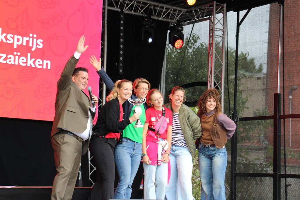 Ziekenhuis Rivierenland ontvangt de publieksprijs voor het beste fruitmozaïek. 