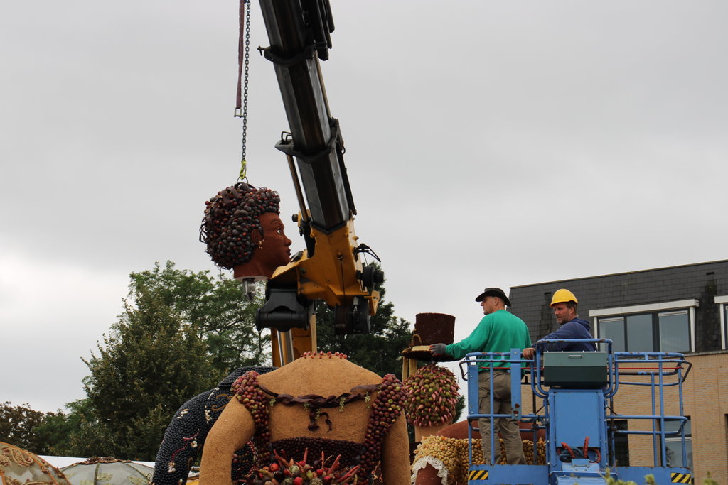 Nog niet alle kunstwerken waren af tijdens de opening van het Fruitfestival.