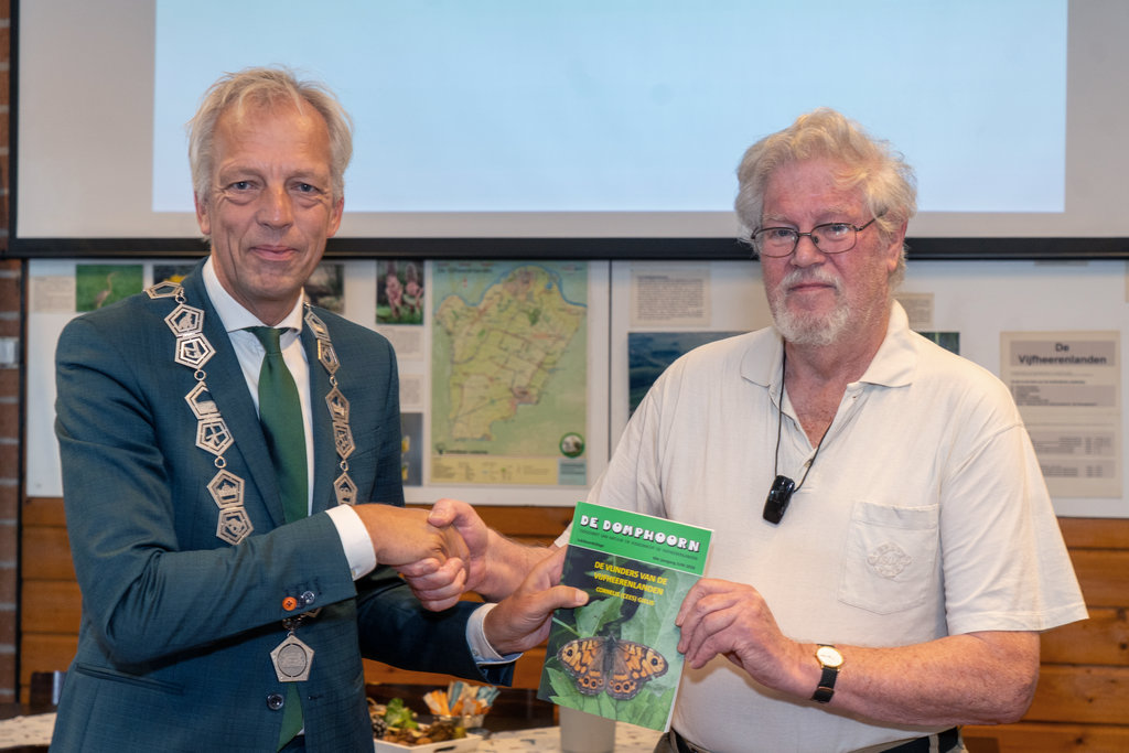 Boek overhandigd dooor Cees Gielis aan Burgemeester Sjors Fröhlich