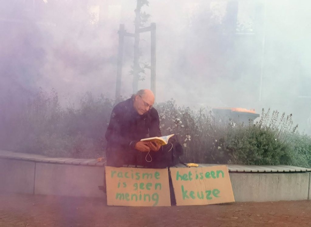 Er was ook één tegendemonstrant. 