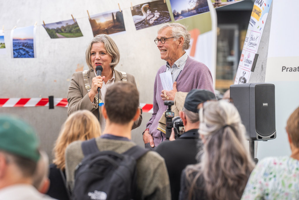 Burgemeester Monique Bonsen sprak tijdens het feest met de eerste bewoners van de wijk Molenvliet. 