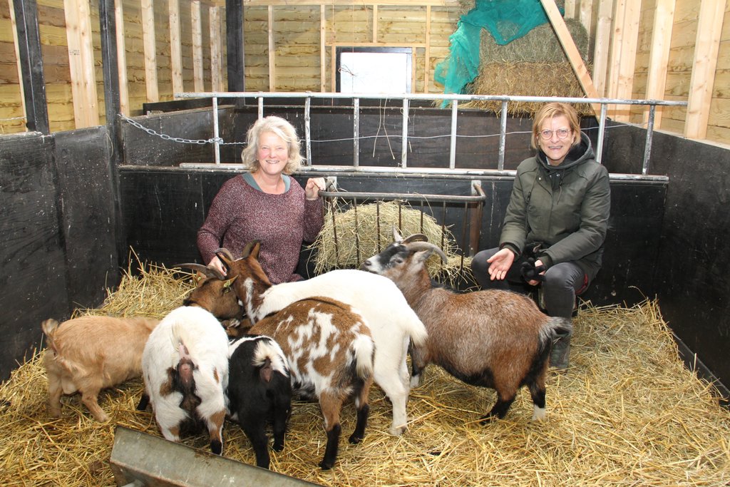 • Els (links) en Anja in de stal van de dierenweide.