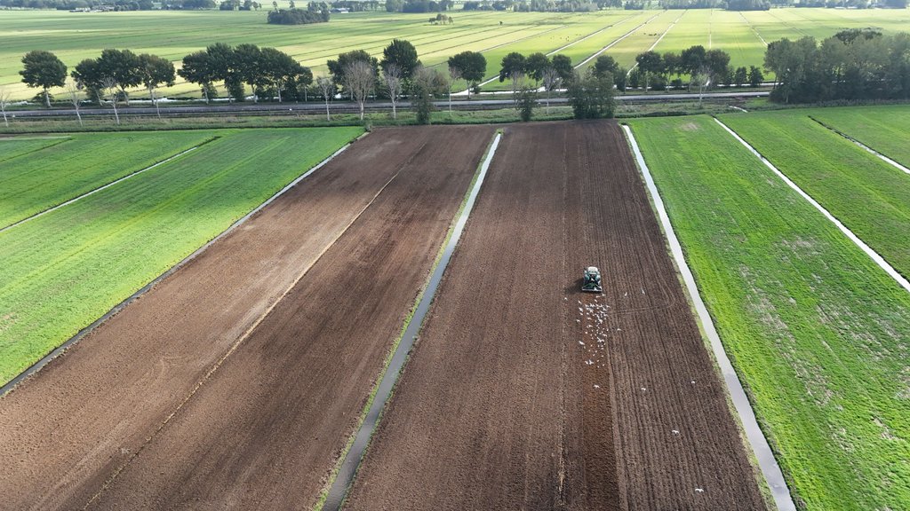 Een boer is in Molenaarsgraaf bezig met het opnieuw inzaaien van zijn land.