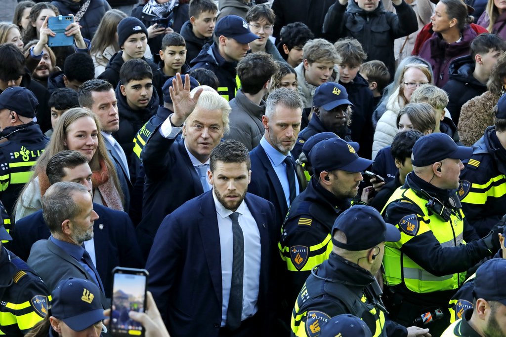Geert Wilders tijdens het bezoek aan Papendrecht in december, met links van hem Nikita de Ruiter.
