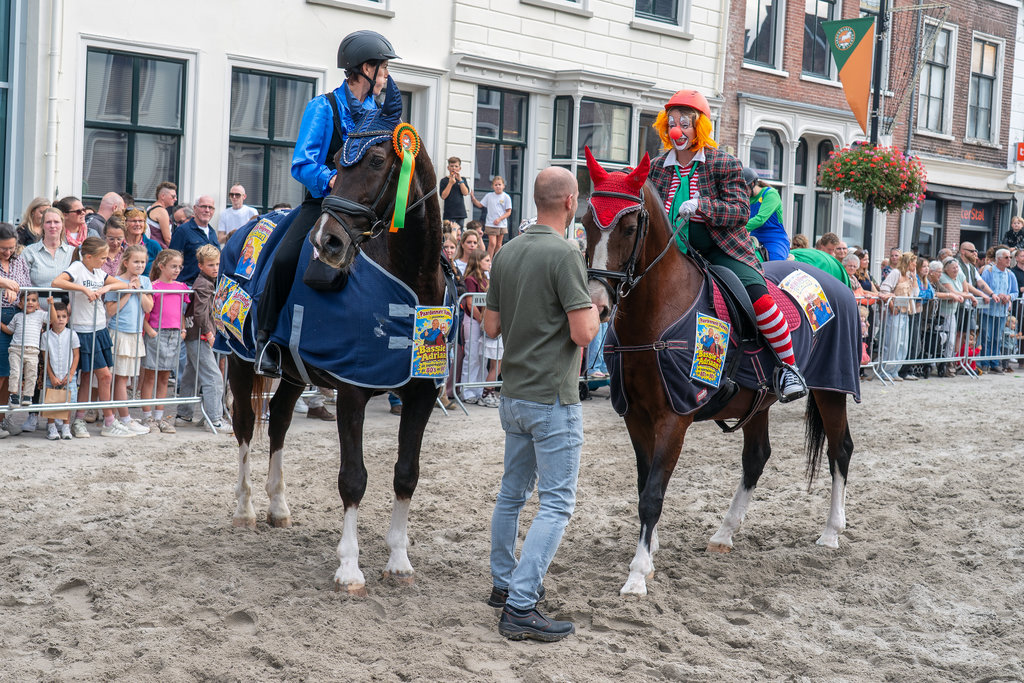 Ringsteken onder het zadel