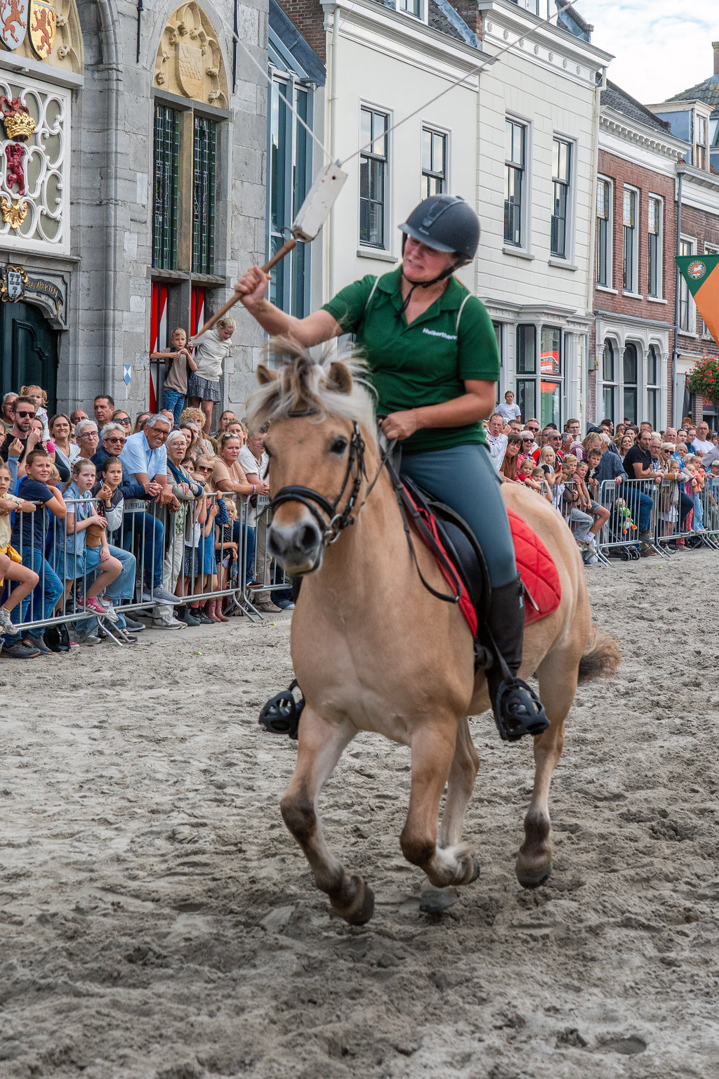 Ringsteken onder het zadel