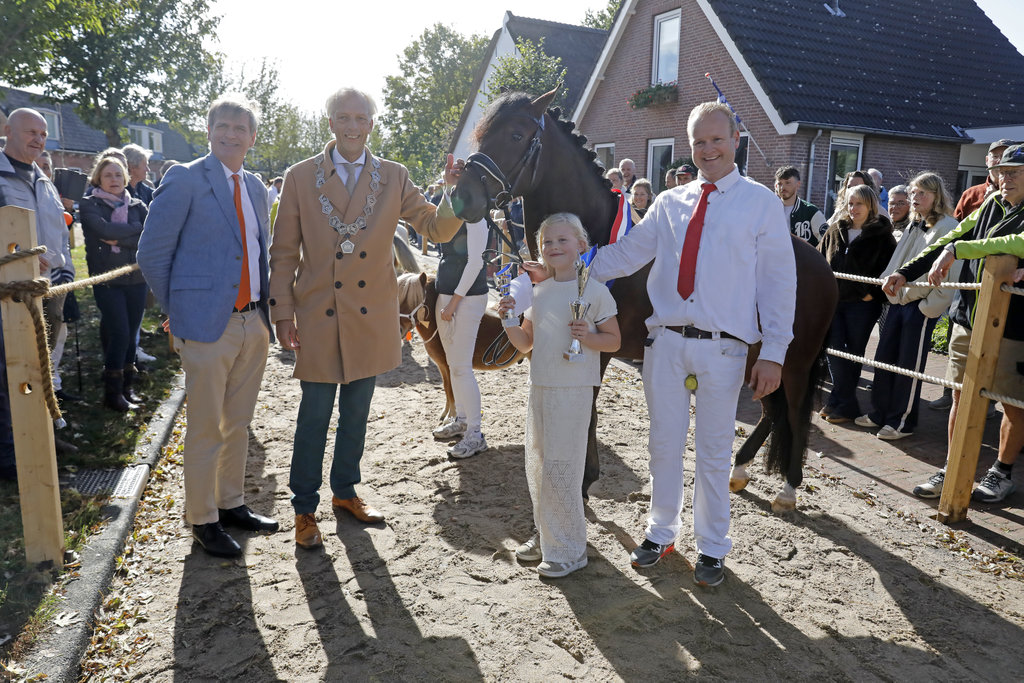 Commissaris van de Koning én inwoner van Ameide Hans Oosters reikte de prijs van het dagkampioenschap uit, samen met burgemeester Sjors Fröhlich van de gemeente Vijfheerenlanden.