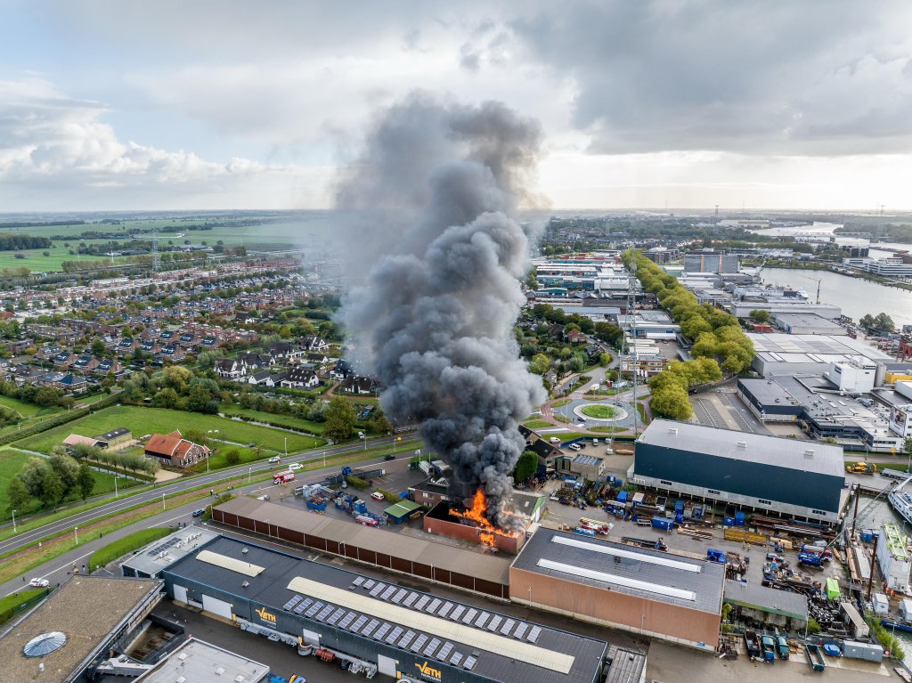 De rookwolk was tot ver buiten Papendrecht te zien.