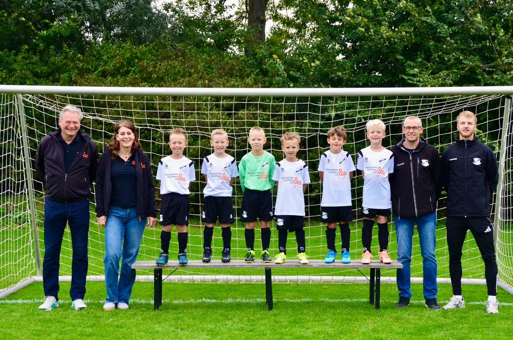 De JO8 speelt vanaf nu in gloednieuwe shirts. Het tenue is mede mogelijk gemaakt door &CO / N-CO B.V.