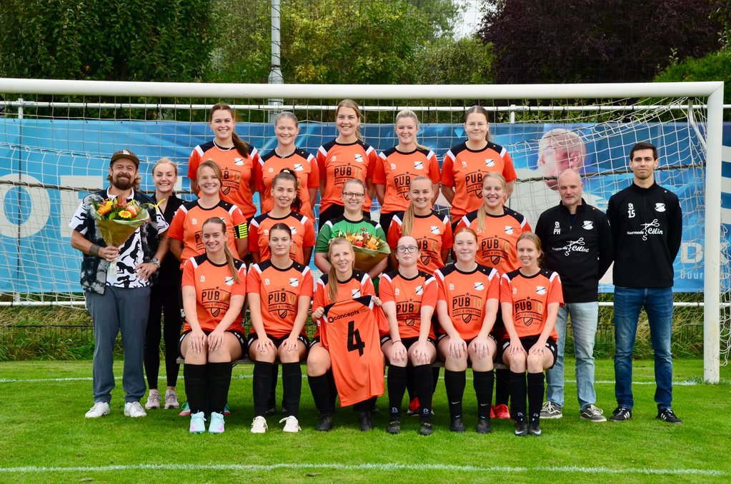 Vrouwen 1 van v.v. Vuren heeft dit seizoen nieuwe shirts: oranje uitshirts, gesponsord door Pub10 uit Gorinchem en QConcepts uit Den Bosch.