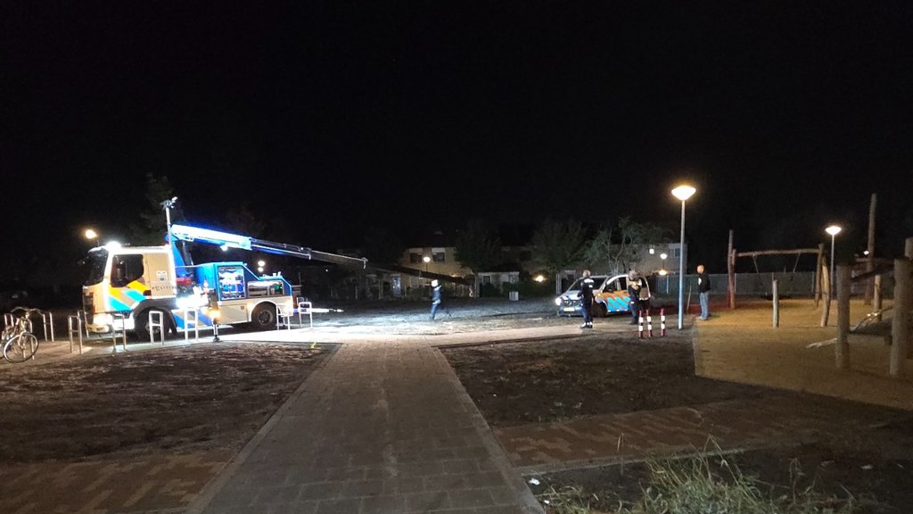 Er moet een takelwagen aan te pas komen om de auto los te krijgen.