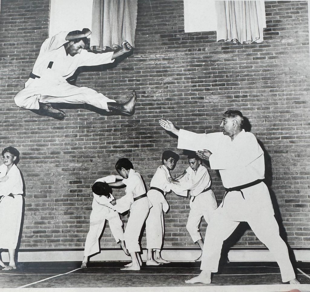 Karel en Anton Geesink samen aan het judoën.