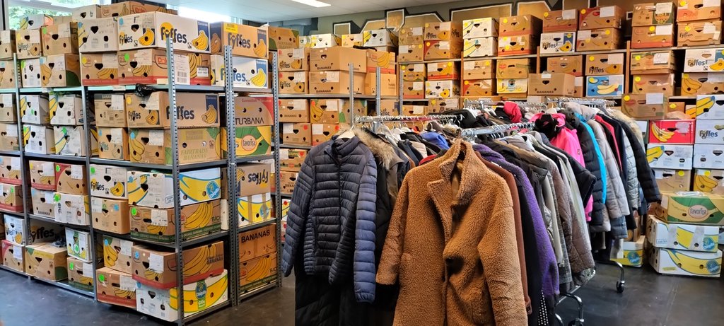 De sorteerkamer staat vol met dozen en rekken kleding