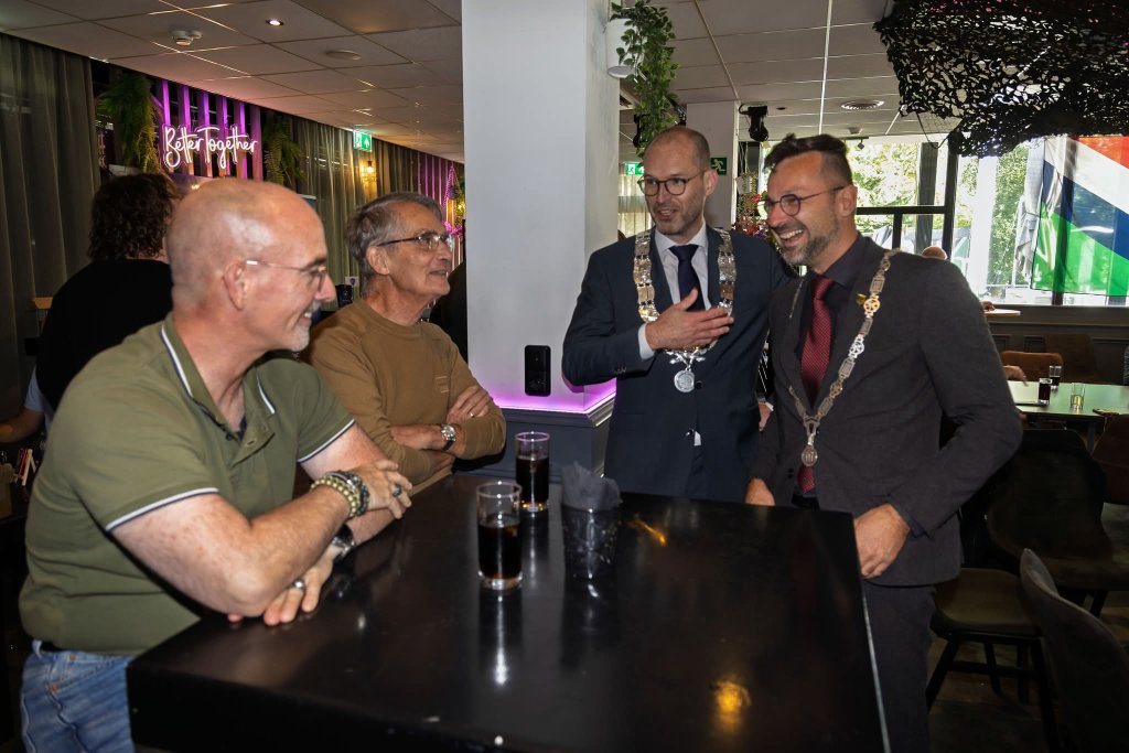 Herbert (uiterst links) met burgemeesters Patrick van der Giessen (Ambacht) en Leon Anink (Zwijndrecht)